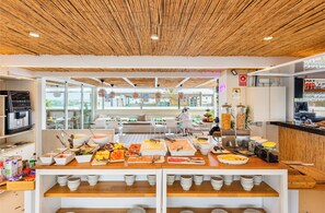 Desayuno buffet todos los días (con cargo)