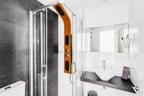 Bathroom shower - Bristol Sunset Beach (La Oliva)
