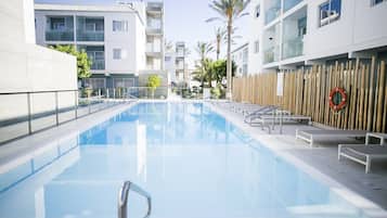 Piscina externa, funciona das 10h às 18h, espreguiçadeiras