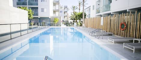 Außenpool, geöffnet von 10:00 Uhr bis 18:00 Uhr, Liegestühle