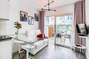 32-inch flat-screen TV with cable channels, TV - Bristol Sunset Beach (La Oliva)