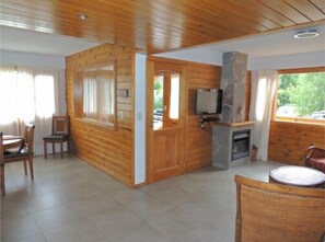 Appartement, 2 chambres | Coin séjour | Télévision à écran plat, cheminée