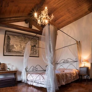 Junior Suite, City View | Premium bedding, in-room safe, soundproofing, free cribs/infant beds - BB Art&Breakfast (Verona)