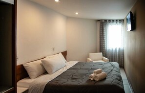 Quarto Duplo Standard Casal | In-room safe, individually decorated, blackout curtains, rollaway beds - Villa Reggia Hotel (Rio de Janeiro)