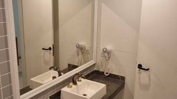 Quarto Single Standard | Banheiro | Chuveiro, produtos de toalete grátis, bidê, toalhas de banho