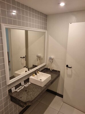 Quarto Single Standard | ห้องน้ำ | ฝักบัว, ของใช้ในห้องน้ำฟรี, ผ้าเช็ดตัว, สบู่