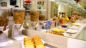 Café da manhã com buffet grátis todos os dias