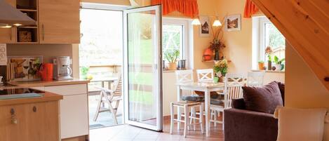 تلفزيون، مدفأة، مشغل دي في دي