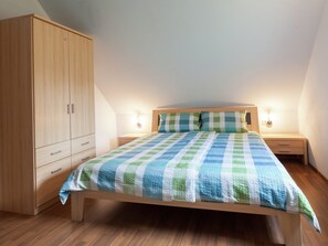 3 habitaciones y tabla de planchar con plancha