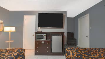 Habitación, 2 camas de matrimonio, fumadores, cocina básica | Cocina básica privada | Frigorífico, microondas, cafetera o tetera y mesa de comedor