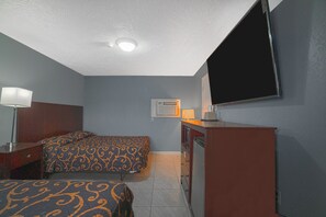 Habitación, 2 camas de matrimonio, fumadores, cocina básica | Ropa de cama de alta calidad, escritorio, tabla de planchar con plancha