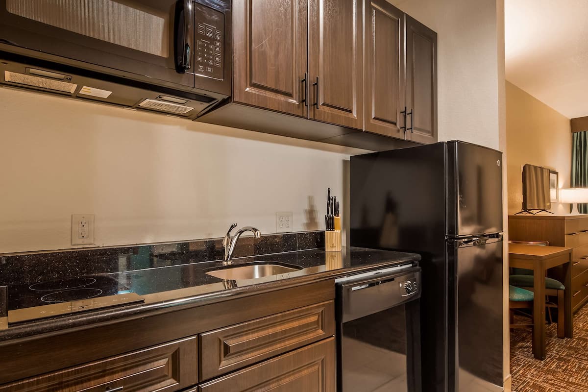 microwave, coffee/tea maker, electric kettle