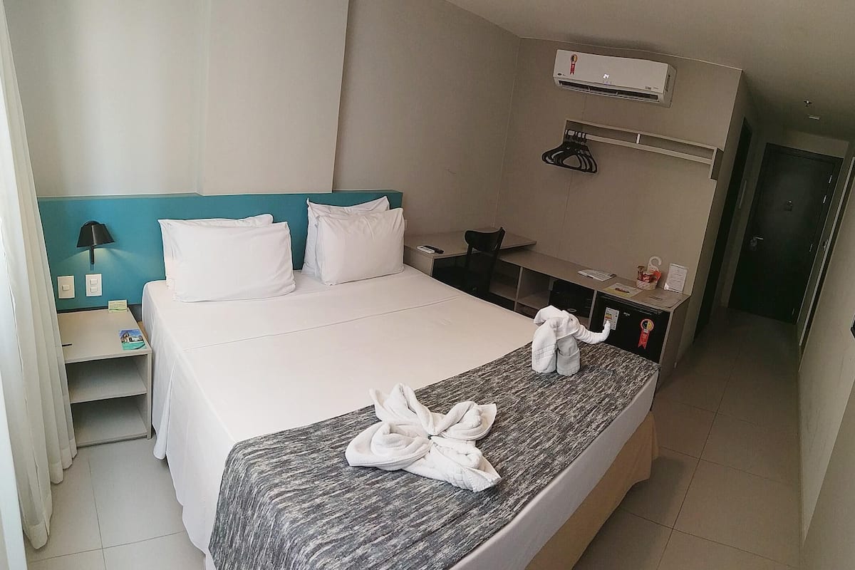 Hypo-allergenic bedding, minibar, in-room safe, blackout curtains
