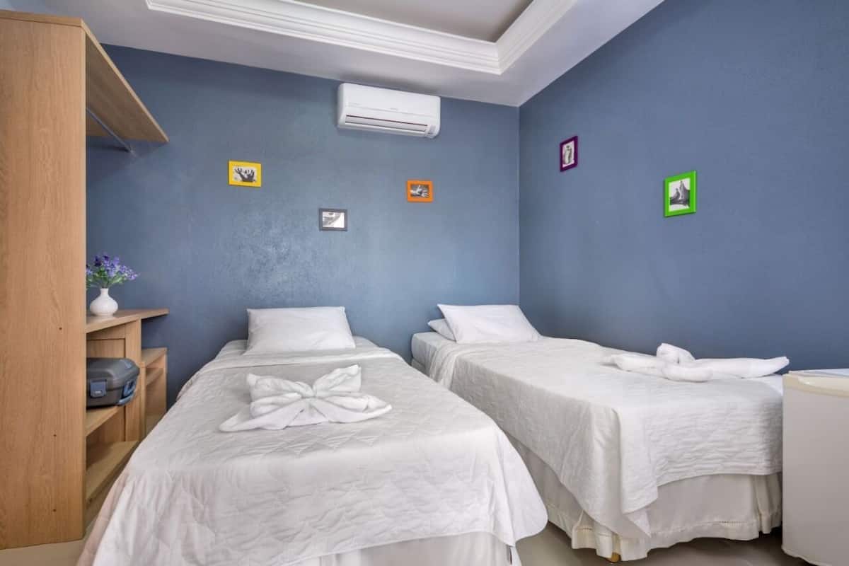Twin kamer | Een minibar, een bureau, verduisterende gordijnen, gratis babybedden