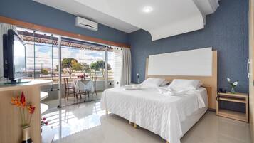 Frigobar, escrivaninha, cortinas blackout, berços grátis