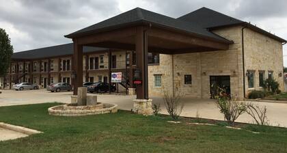 Pearsall Inn & Suites