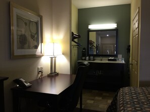 أغطية فراش متميزة وخزنة داخل الغرفة ومكتب ومكواة/لوح كي