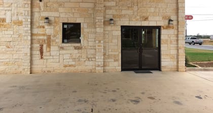 Pearsall Inn & Suites