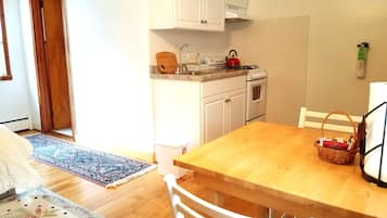 Deluxe Double Room, Kitchenette | Free WiFi, bed sheets