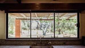 Casa familiar, 4 habitaciones | Private kitchen | Coffee/tea maker, full-size fridge, stovetop, cookware/dishes/utensils - Rancho Toros Pintos (Valle de Guadalupe)
