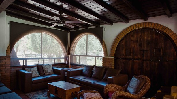 Casa familiar, 4 habitaciones | Living area | 46-inch LCD TV with cable channels, TV, DVD player - Rancho Toros Pintos (Valle de Guadalupe)