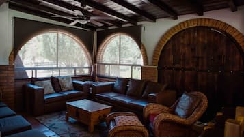 Casa familiar, 4 habitaciones | Living area | 46-inch LCD TV with cable channels, TV, DVD player