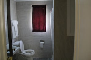 Habitació estàndard, 2 llits dobles | Bany | Tovalloles