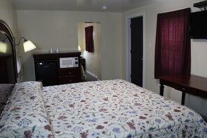 Room, 1 King Bed | Desk, free WiFi, bed sheets