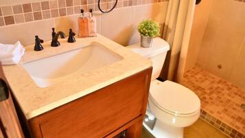 Villa | Bathroom | Shower, free toiletries, towels