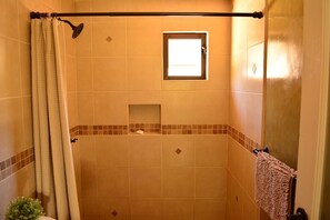 Villa | Bathroom shower - Cabaña Toros Pintos (Valle de Guadalupe)