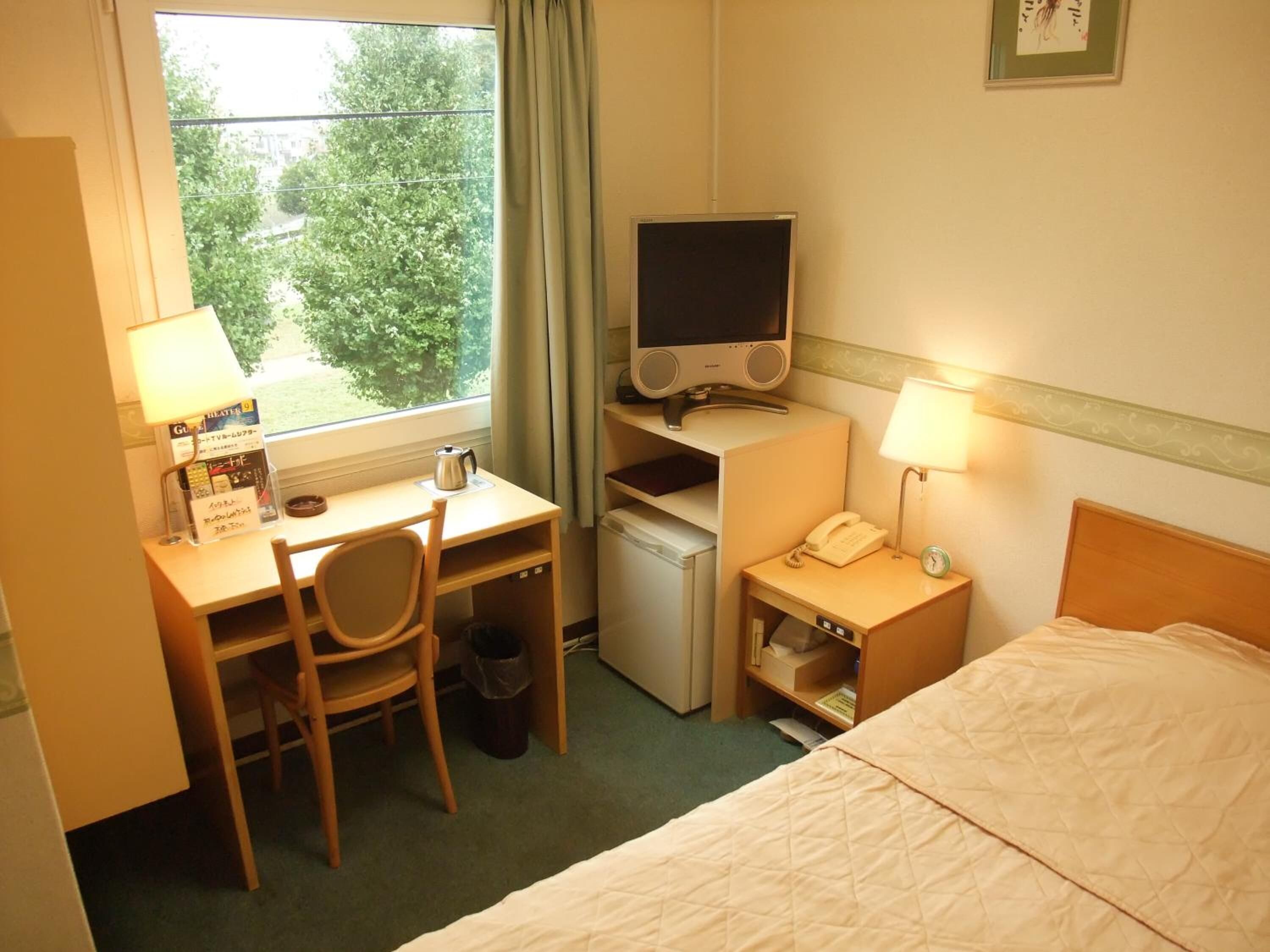 desk, free wifi, bed sheets