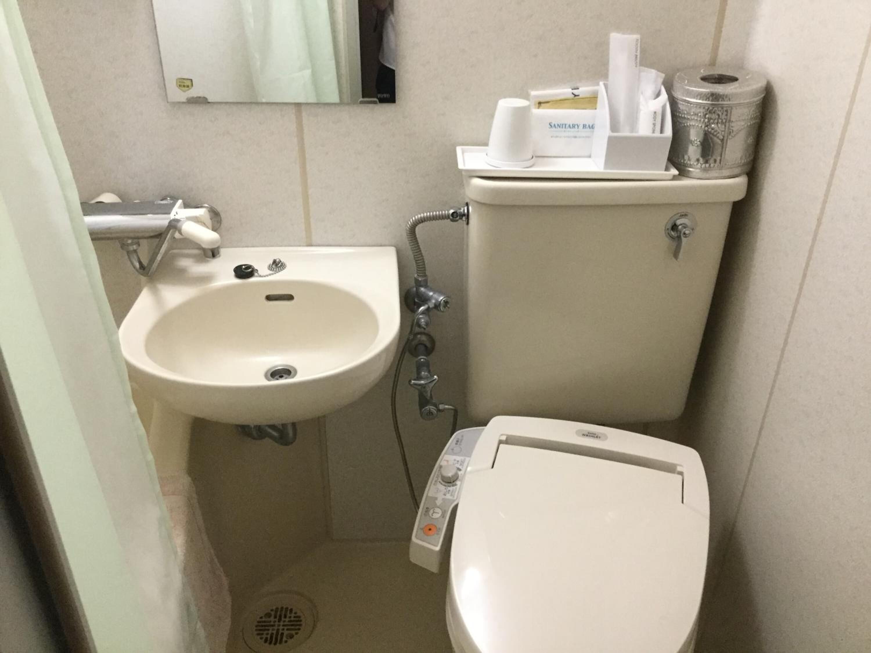 combined shower/bathtub, free toiletries, hair dryer, slippers