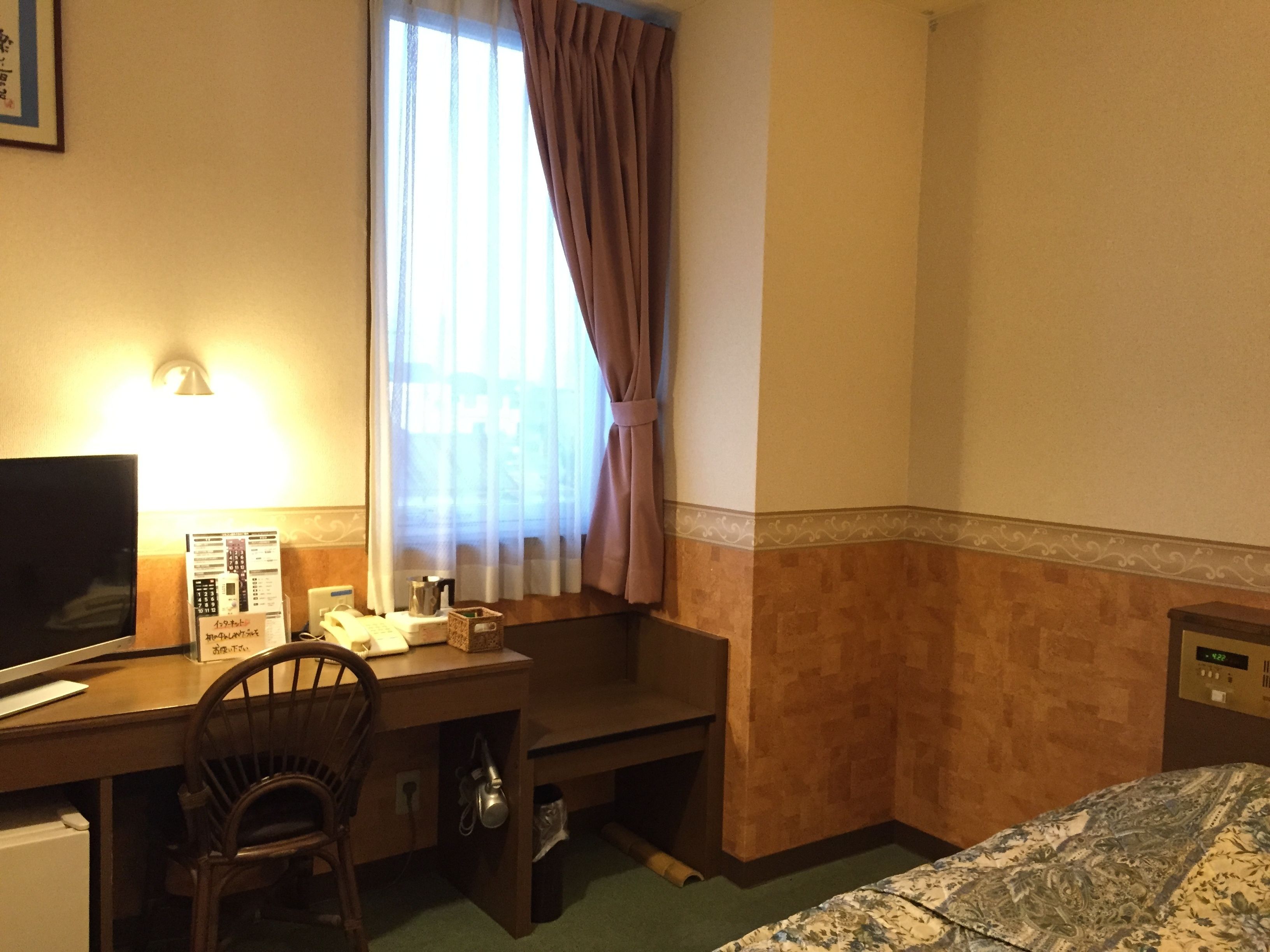 desk, free wifi, bed sheets