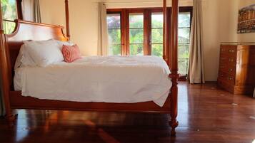 Premium bedding, desk, iron/ironing board, free WiFi