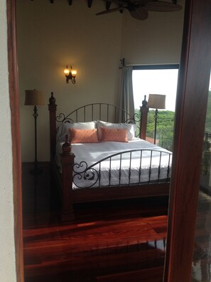 Suite de lujo, 1 cama de matrimonio grande, terraza, vistas a la bahía | Ropa de cama de alta calidad, escritorio, tabla de planchar con plancha