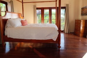 Premium bedding, desk, iron/ironing board, free WiFi