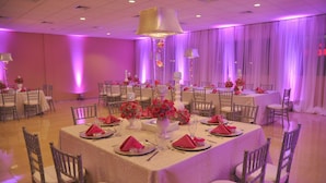 A banquet hall with round tables, white tablecloths, and red napkins. - Victoria Hotel (San Pedro Sula)