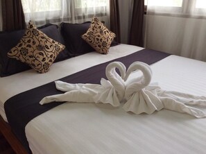 Deluxe Double Room with Private External Bathroom | Premium bedding, individually decorated, individually furnished, desk - Naturbliss Resort Village (Bangkok)