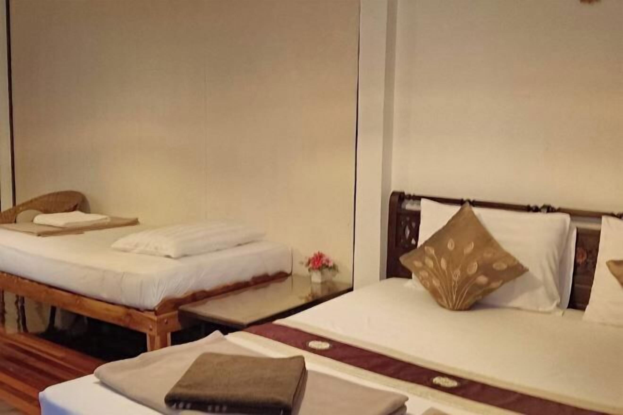 고급 침구, 각각 다른 스타일의 인테리어, 각각 다르게 가구 비치, 책상