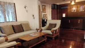 Una sala de estar con sofá, sillón y mesa de centro.