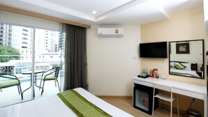 ห้องดีลักซ์ | เครื่องนอนระดับพรีเมียม, มินิบาร์, ตู้นิรภัยในห้องพัก, โต๊ะทำงาน