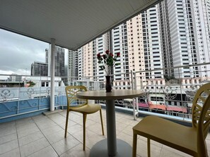 Outdoor dining - iCheck inn Sukhumvit 22 (Bangkok)