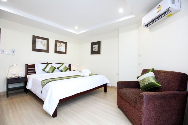 غرفة ديلوكس | أغطية فراش متميزة وميني بار وخزنة داخل الغرفة ومكتب