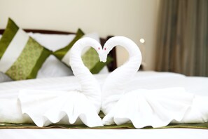 A bed with white linens and two swan-shaped towels. - iCheck inn Sukhumvit 22 (Bangkok)