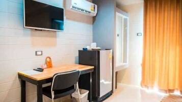 Escritorio, cortinas blackout y wifi gratis