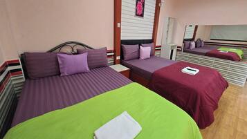 Kamar Keluarga | Meja kerja, Wi-Fi gratis, dan seprai linen