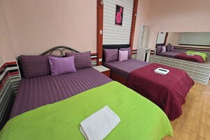 Escritorio, wifi gratis y ropa de cama 