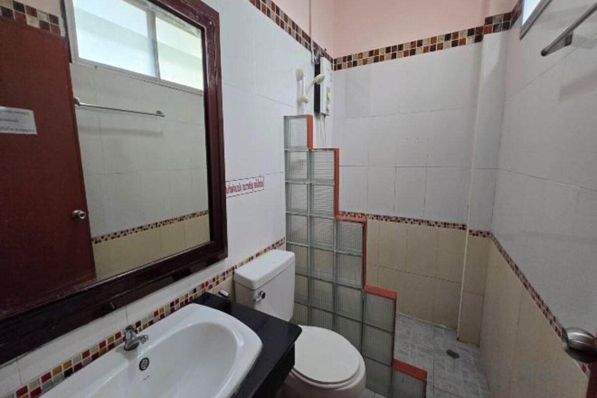 Shower, free toiletries, bidet, towels