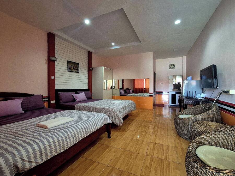 Family Room | Desk, free WiFi, bed sheets
