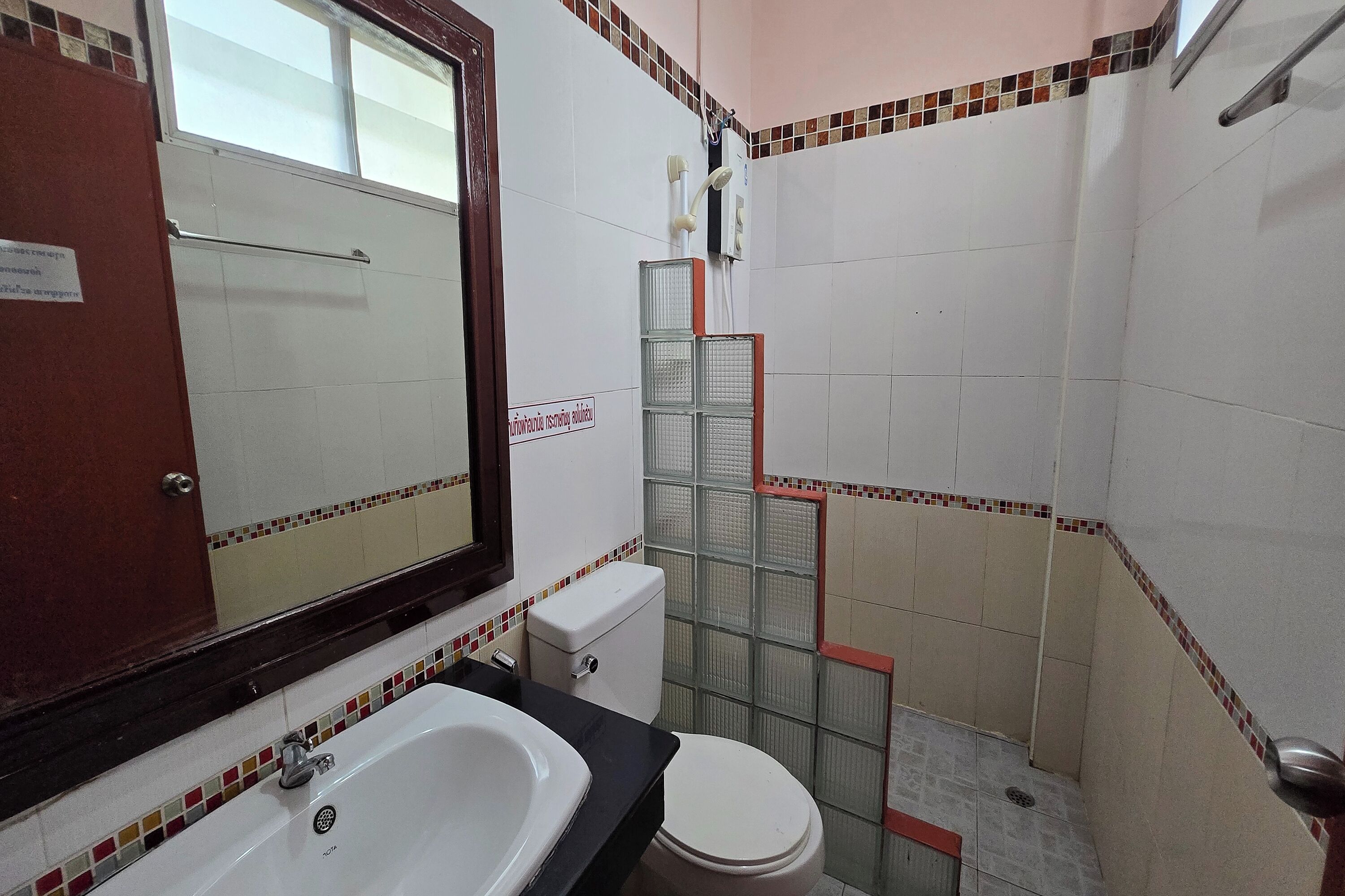 Shower, free toiletries, towels